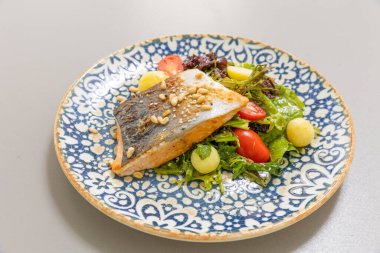 Kızarmış Balık sebze ile devam eder