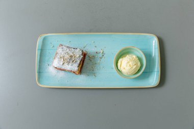 Vanilyalı dondurmayla servis edilen elmalı turta.