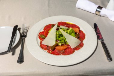 Restoranda sığır eti carpaccio servis edilir.