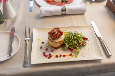 Izgara halloumi peyniri roka ve karamelize armut.