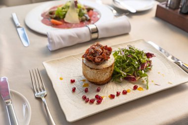 Izgara halloumi peyniri roka ve karamelize armut.