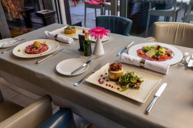 Lüks restoranda servis edilen yemekler.