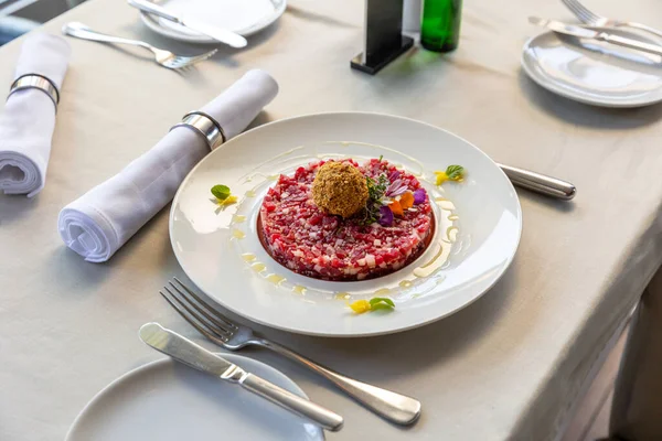 レストランの白い皿に盛り付けられたタルタルビーフ — ストック写真