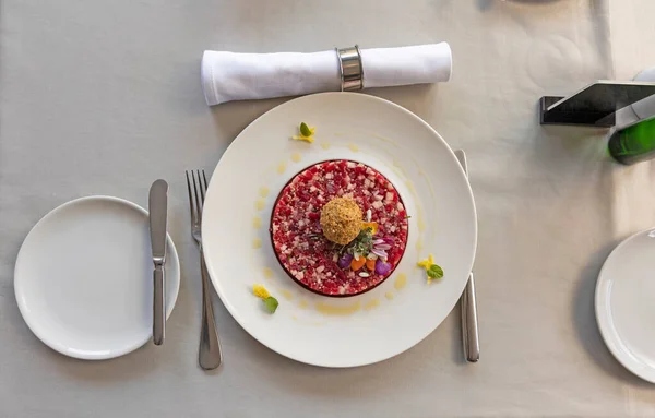 レストランの白い皿に盛り付けられたタルタルビーフ — ストック写真