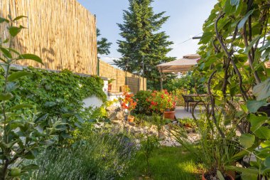 Dışarıdaki yemekler uzun bir masada servis edilir.