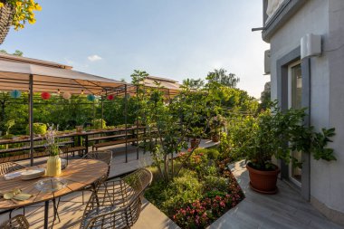 Dışarıdaki yemekler uzun bir masada servis edilir.