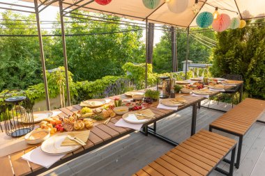 Dışarıdaki yemekler uzun bir masada servis edilir.
