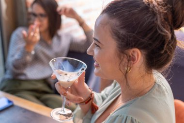 Restoranda şarap içen mutlu kız arkadaşlar.