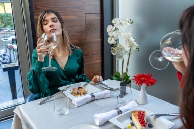 Lokantada çölde yemek yiyip eğlenen çekici genç bir kadın.