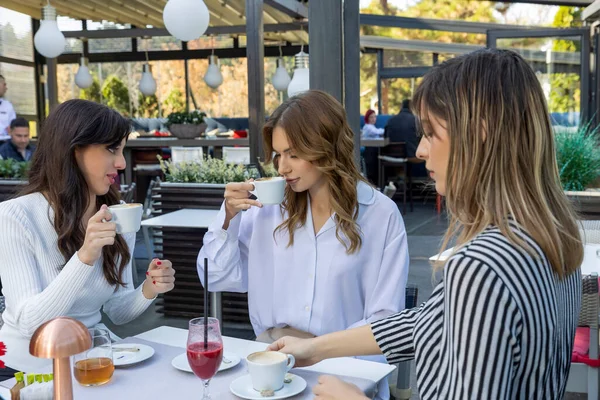 Namoradas Conversando Bar Fora Café — Fotografia de Stock