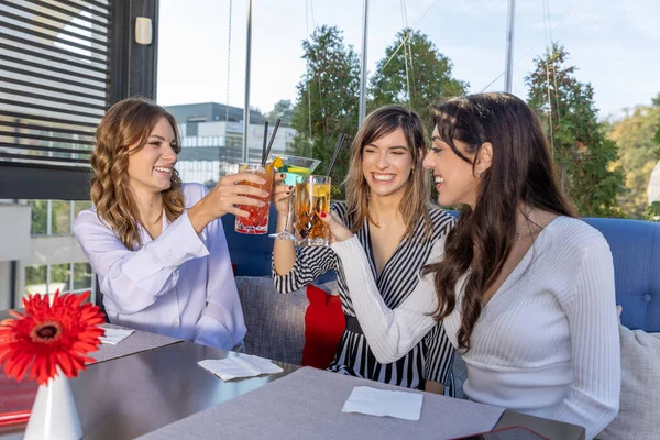 Kız Arkadaşlar Restoranda Kokteyllerle Kadeh Kaldırıyor — Stok fotoğraf