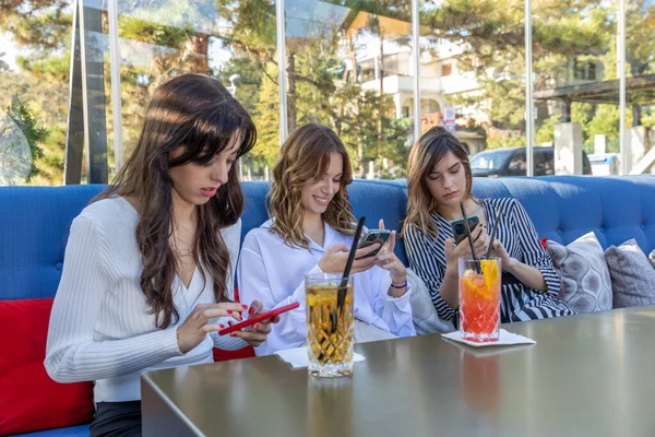 Telefon Internet Bağımlılığı Bir Grup Kız Arkadaşın Kokteyl Barında Gerçek — Stok fotoğraf