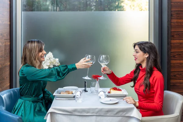 Vriendinnen Toasten Met Wijn Het Restaurant — Stockfoto
