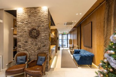 Süslü Noel ağacı olan bir otel lobisi.