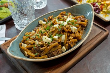 Pasta with meat and goat cheese
