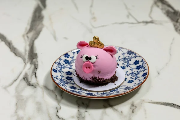 Pink icing sugar pig in chocolate cake Stock Photo - Alamy