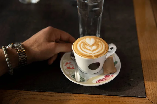 Frau Hält Cappuccino Café Bar Der Hand — Stockfoto