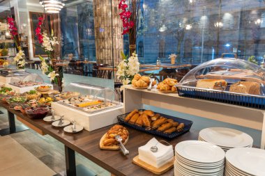 Restoranın içinde açık büfe masası var.