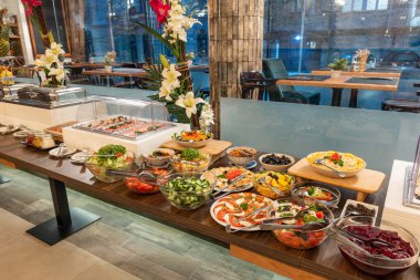 Restoranın içinde açık büfe masası var.