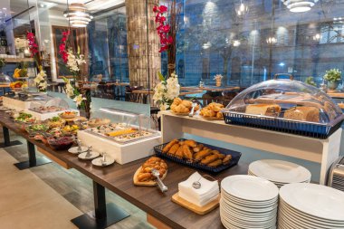 Restoranın içinde açık büfe masası var.