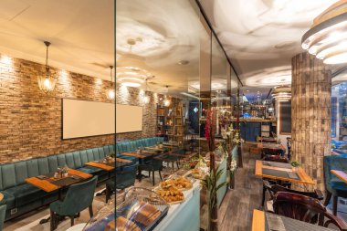 Restoranın içinde açık büfe masası var.