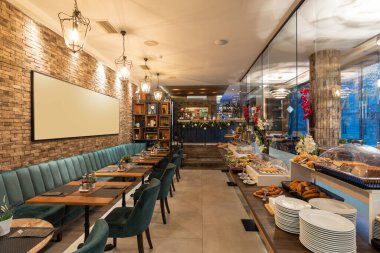 Restoranın içinde açık büfe masası var.