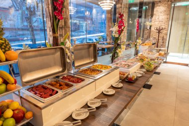 Restoranın içinde açık büfe masası var.