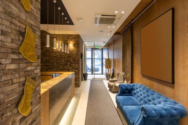 Otel lobisinde resepsiyon masası ile