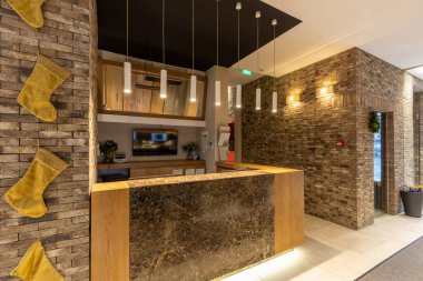 Otel lobisinde resepsiyon masası ile