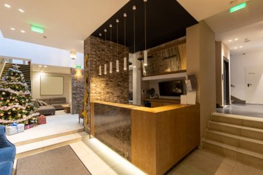 Otel lobisinde resepsiyon masası ile