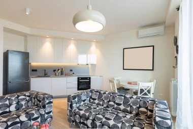 İç mekan, mutfak, yemek ve oturma odası.