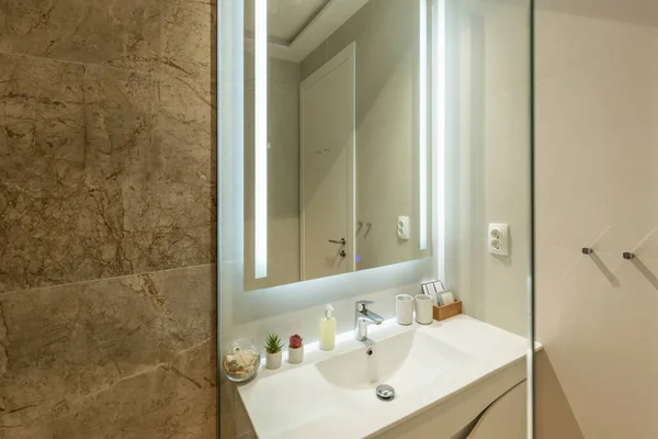 ガラスシャワーキャビン付きのバスルームのインテリア — ストック写真