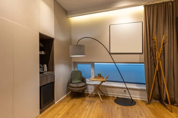 椅子ランプと木製の床付きのホテルの部屋のコーナー — ストック写真