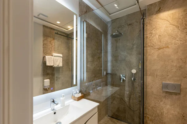 一间有淋浴房的现代化浴室的内部 — 图库照片