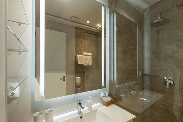 ガラスシャワーキャビン付きのバスルームのインテリア — ストック写真