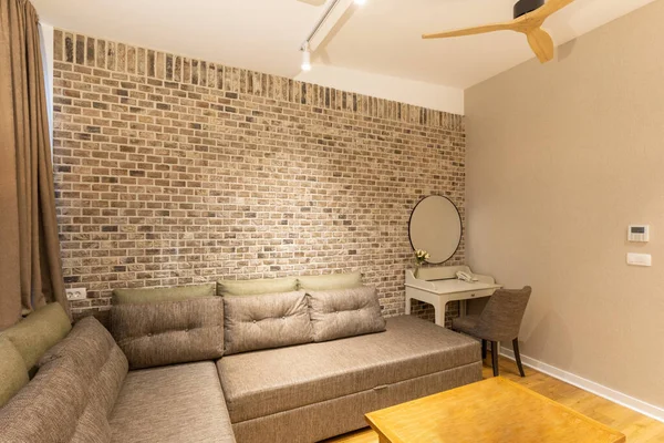 带有砖墙装饰的现代化宾馆公寓的内部 — 图库照片