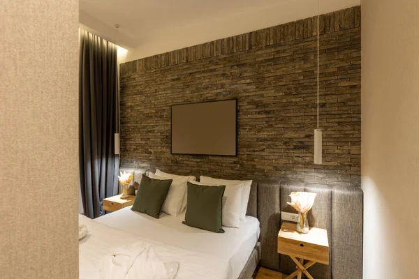 Innenraum Eines Hotelschlafzimmers Mit Doppelbett — Stockfoto