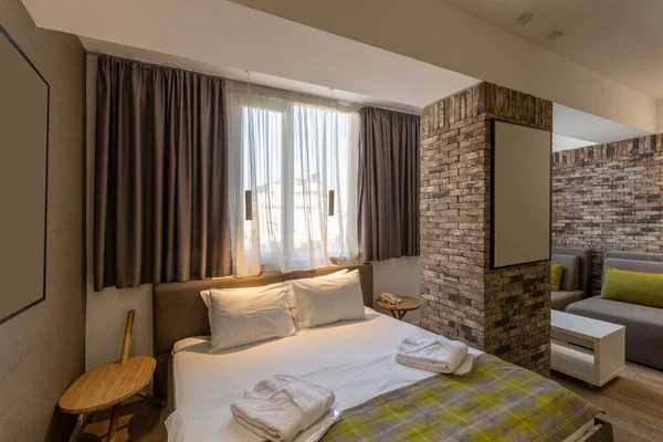 Interieur Van Een Hotel Slaapkamer Met Master Bed — Stockfoto
