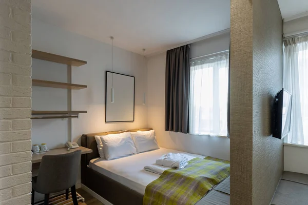 Innenraum Eines Hotelschlafzimmers Mit Doppelbett — Stockfoto