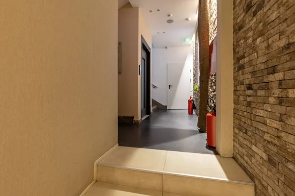 レンガの壁の装飾が施されたホテルの廊下インテリア — ストック写真