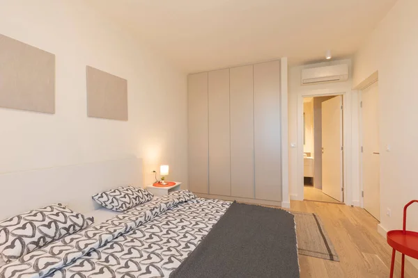 Schlafzimmer Innenausstattung Mit Großem Doppelbett — Stockfoto