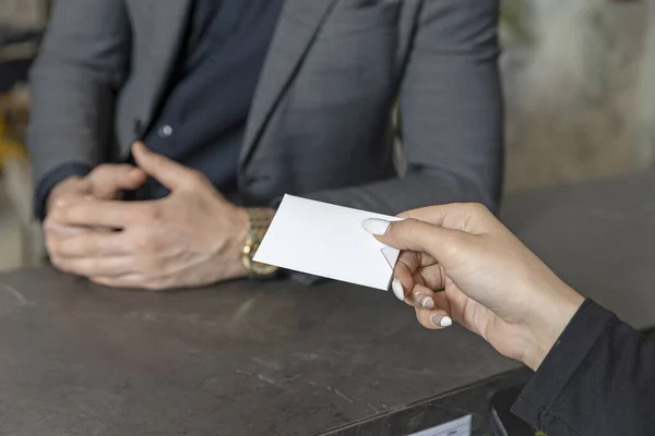 Recepcionista Dando Chave Cartão Para Hóspedes Fechar Mãos — Fotografia de Stock