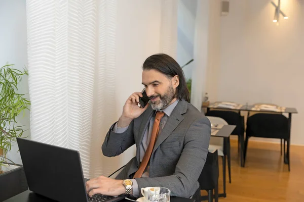 Homem Negócios Com Barba Terno Falando Smartphone Enquanto Trabalhava Seu — Fotografia de Stock