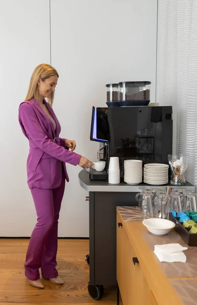 Geschäftsfrau Bereitet Kaffee Büro — Stockfoto