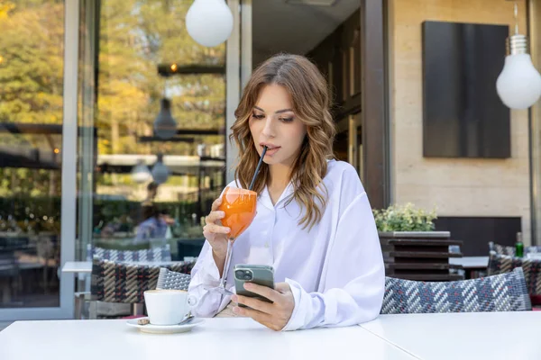 Beautiful Woman Texting Her Smartphone Cafe Bar — ストック写真