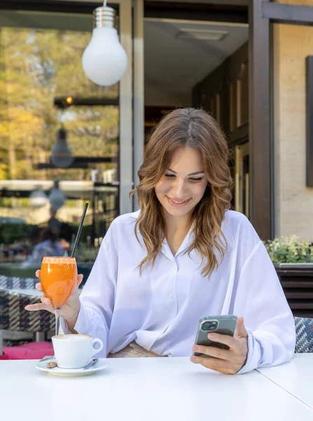 Hermosa Mujer Mensajes Texto Teléfono Inteligente Bar Cafetería — Foto de Stock