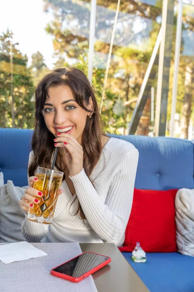 レストランで一人でカクテルを飲む若い女性 — ストック写真