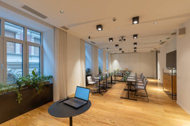 Modern oteldeki konferans odasının içi.