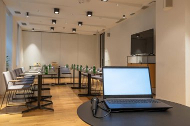 Modern oteldeki konferans odasının içi.