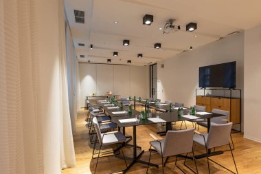 Modern oteldeki konferans odasının içi.